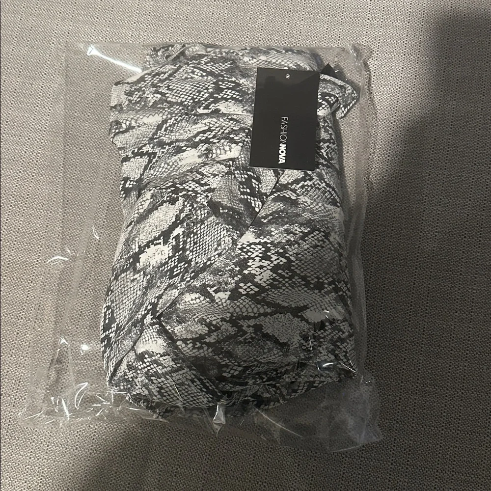 Fashion Nova Stylish Gray Patterned Jumpsuit XL - Picture 4 of 7